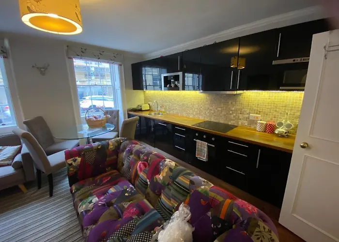 City Centre - Rivers Street, Quiet 2 Bed Ground Floor Georgian Garden Apartment Bath