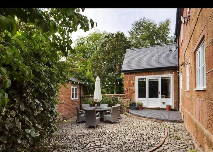 Pear Tree Cottage Courtyard Kinton