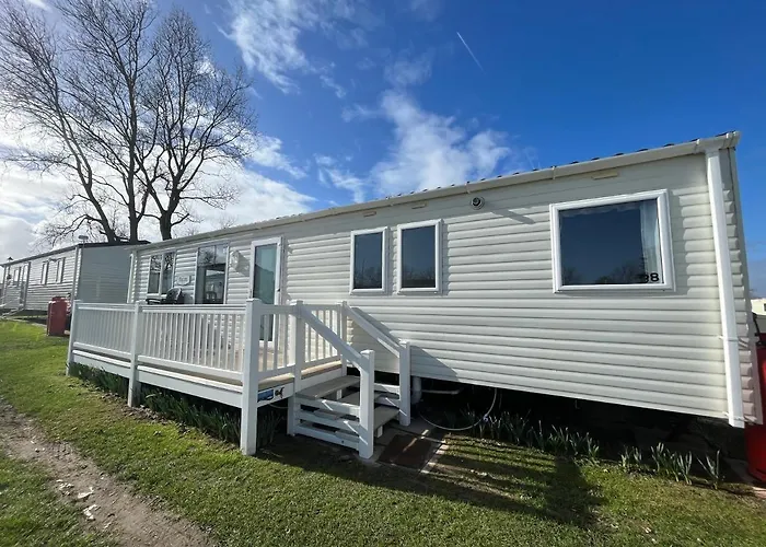 Parkdean's California Cliffs: Beachside Pet-Friendly Retreat Scratby
