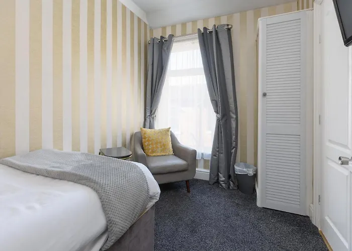 Adelaide Lodge - Town Centre - Opposite Winter Gardens Blackpool