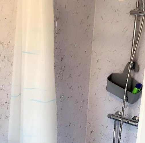 Mon Repos Heathrow: Cozy Stay with Garden, Netflix & Nearby Amenities Hillingdon