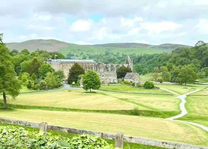 Ilkley 3 Bed House With River View