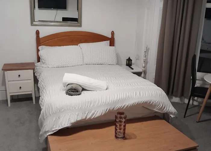 Large Room Near Singleton Hospital Ensuite R6 Swansea