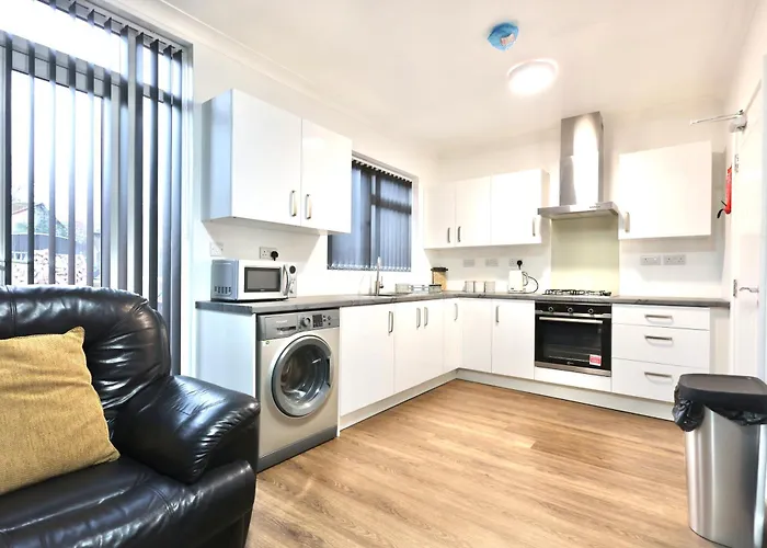 Spacious 5Br House Sleeps 10 Beeston 