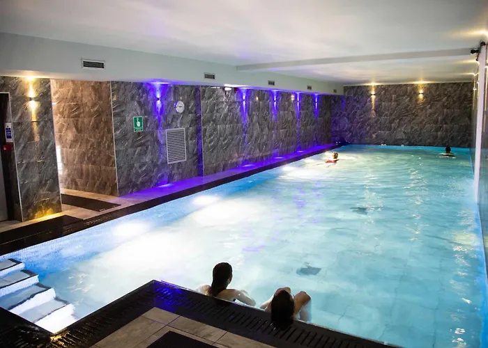 Glen Wynne Recently Renovated - Free Off-Site Health Club Access With Pool, Sauna, Steam Room & Gym Short 5 Minute Drive Away Windermere
