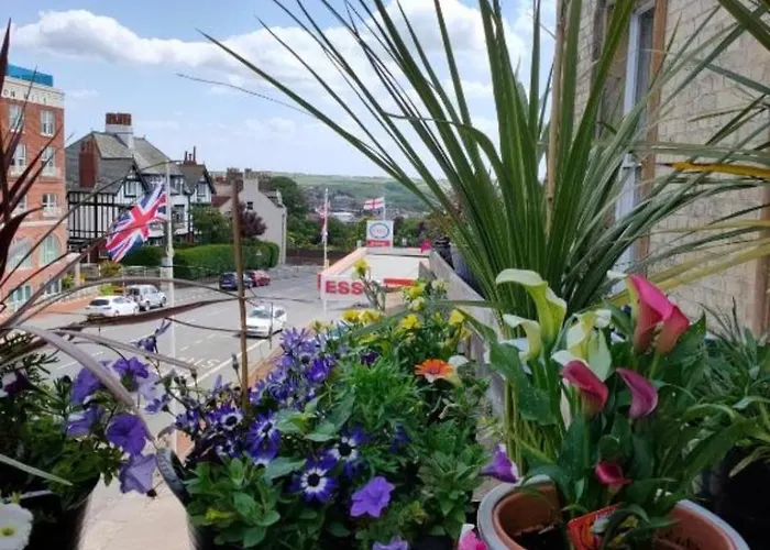 Whitby Central Close To Beach Pier Flowergate