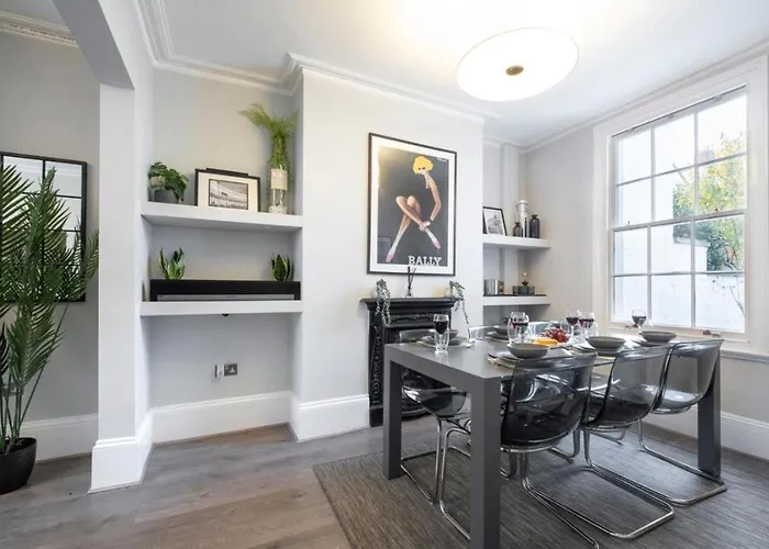 Stunning 4 Bedroom Home In Montpellier Cheltenham