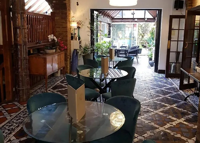 Madonna Halley Hotel Edgware