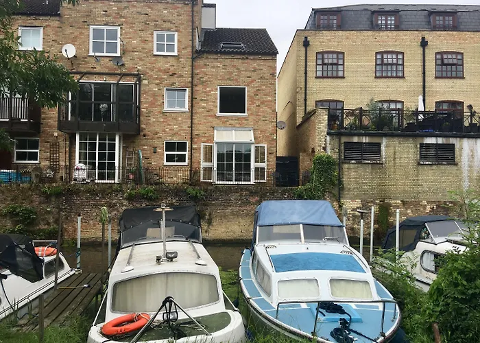 4Br 4 Bathroom Cottage Parking Garden Near St Neots