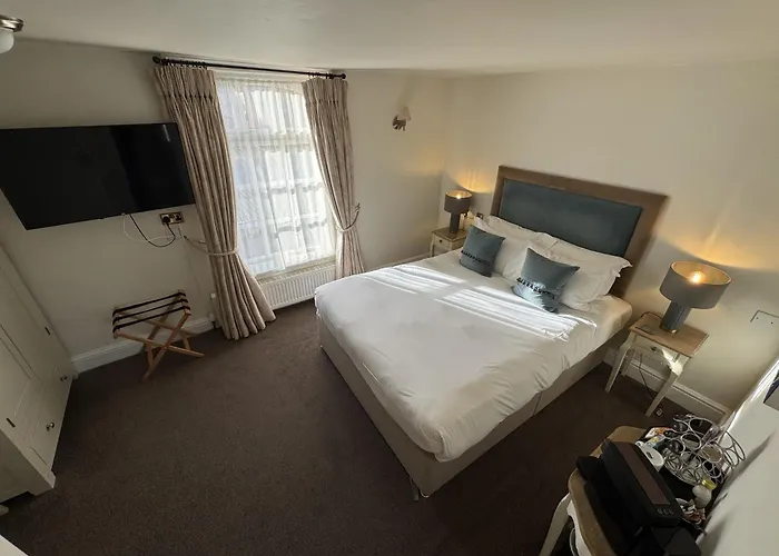 The Old Fourpenny Shop Hotel Warwick 